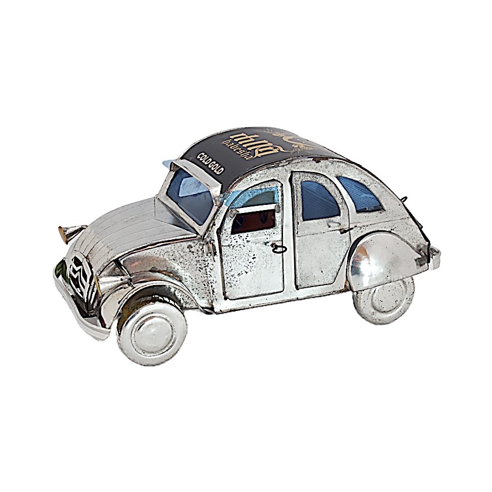 Voiture 2CV canettes recyclées