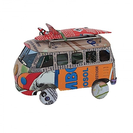 Van combi VW avec surf canettes recyclées