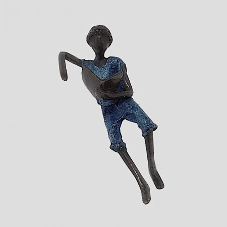 Statue bronze homme allongé lisant en bleu
