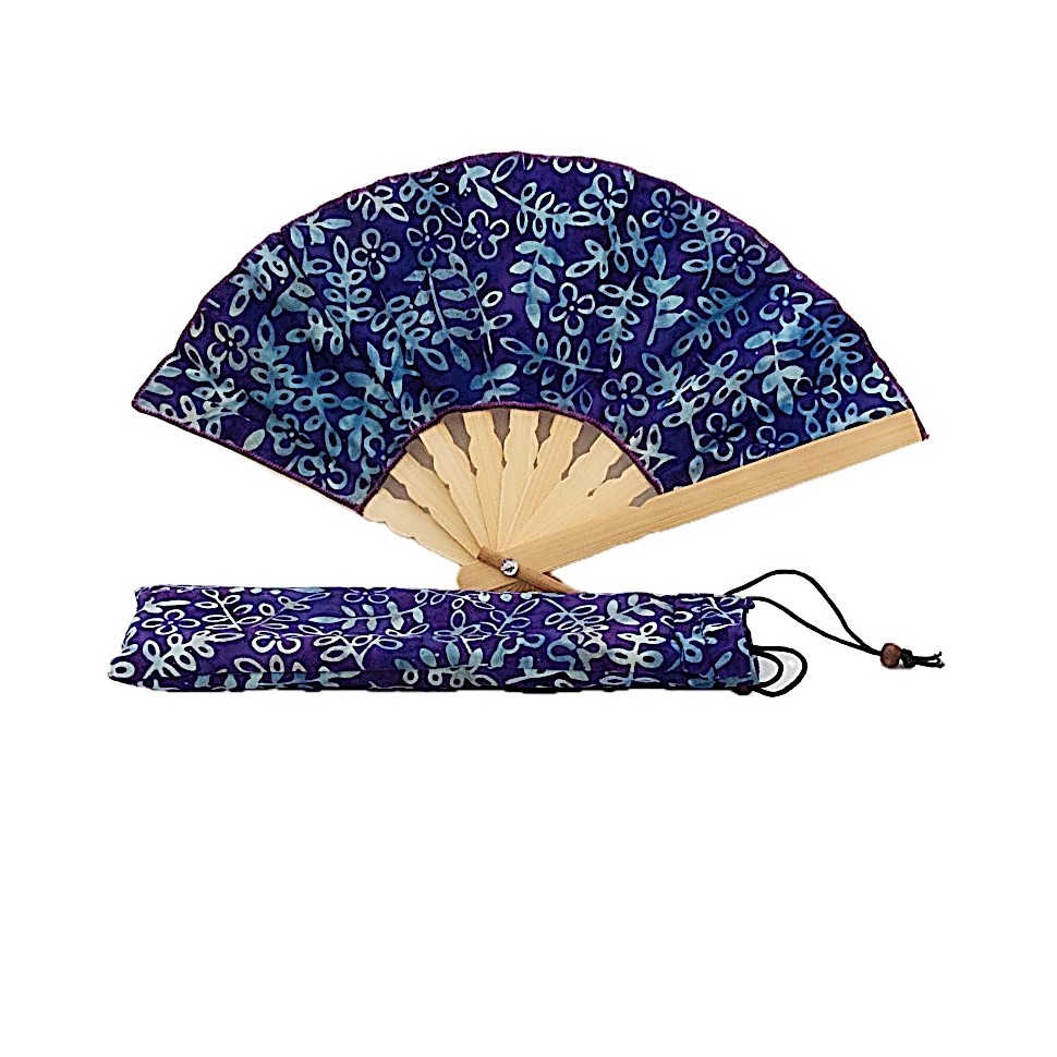 Eventail bleu dans son étui