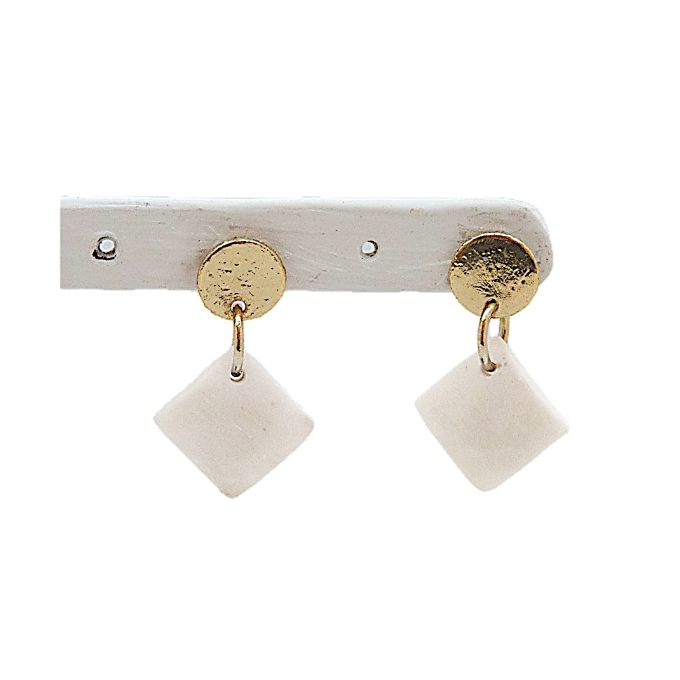 Boucles d'oreilles laiton doré et os