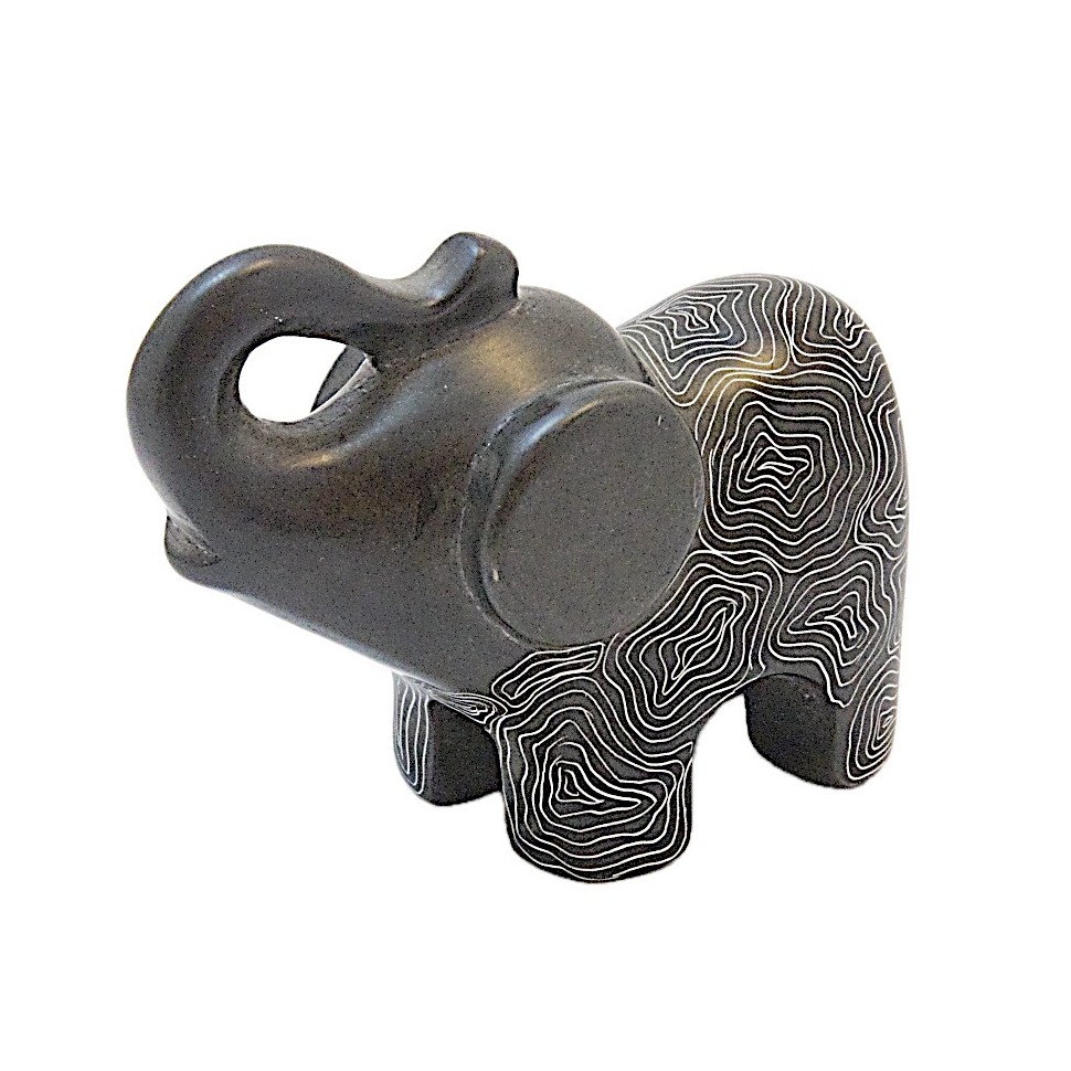 Eléphant gris trompe en l'air en saponite