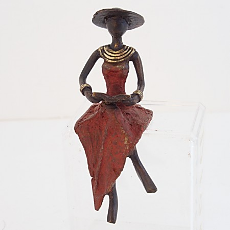 Statue bronze femme assise chapeau lisant en rouge