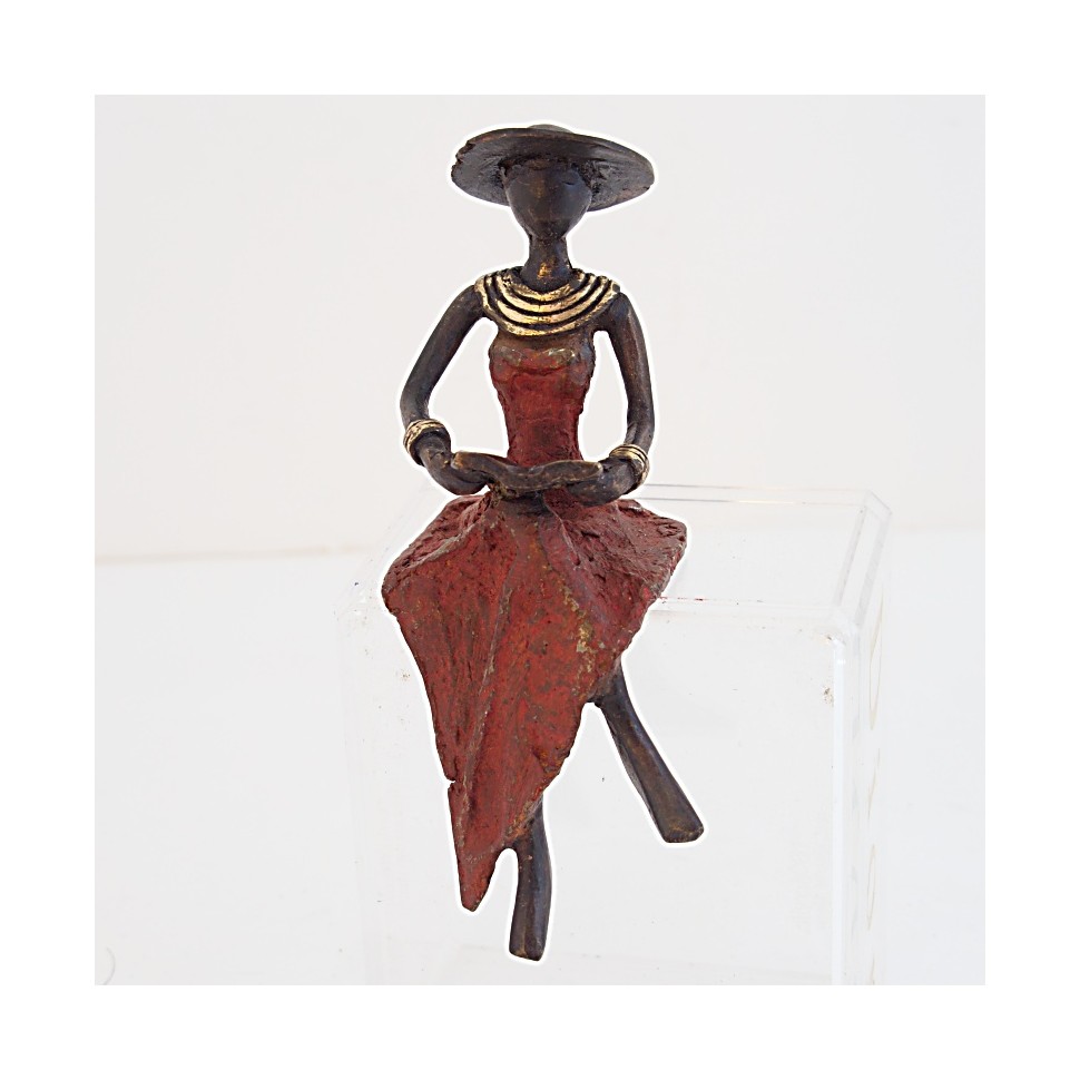 Statue bronze femme assise chapeau lisant en rouge