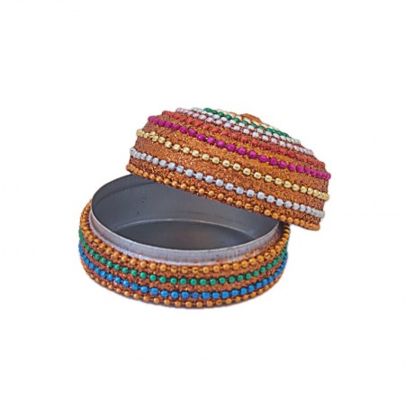 Boîte ronde métal et perles multicolores ouverte