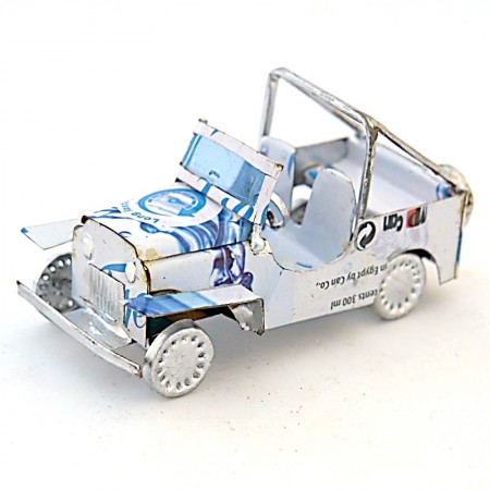 Voiture Jeep canettes recyclées