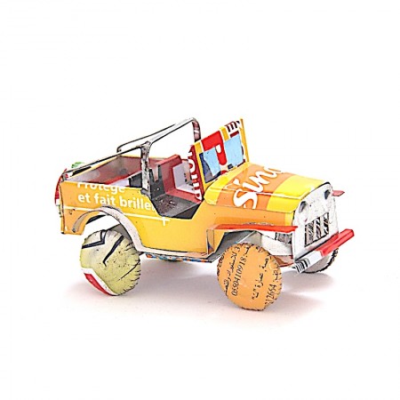 Voiture Jeep canettes recyclées