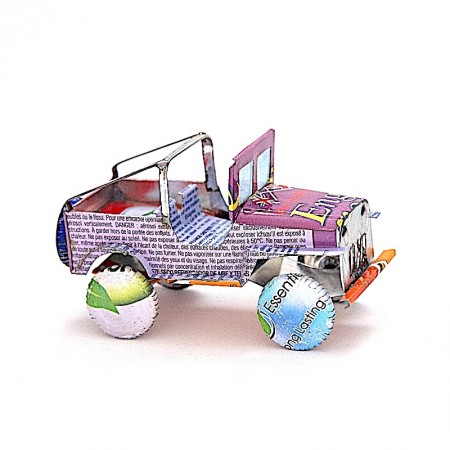 Voiture Jeep canettes recyclées