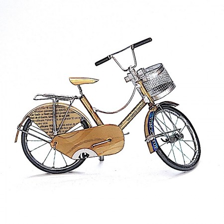 Vélo avec panier en canettes recyclées