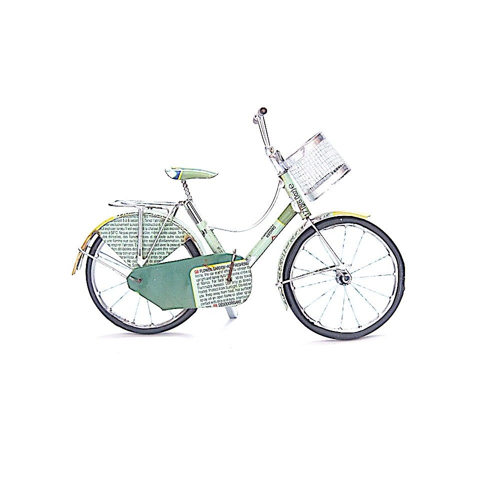 Vélo avec panier en canettes recyclées