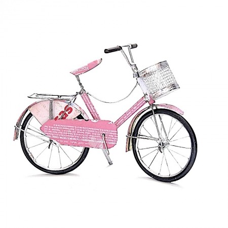 Vélo avec panier en canettes recyclées